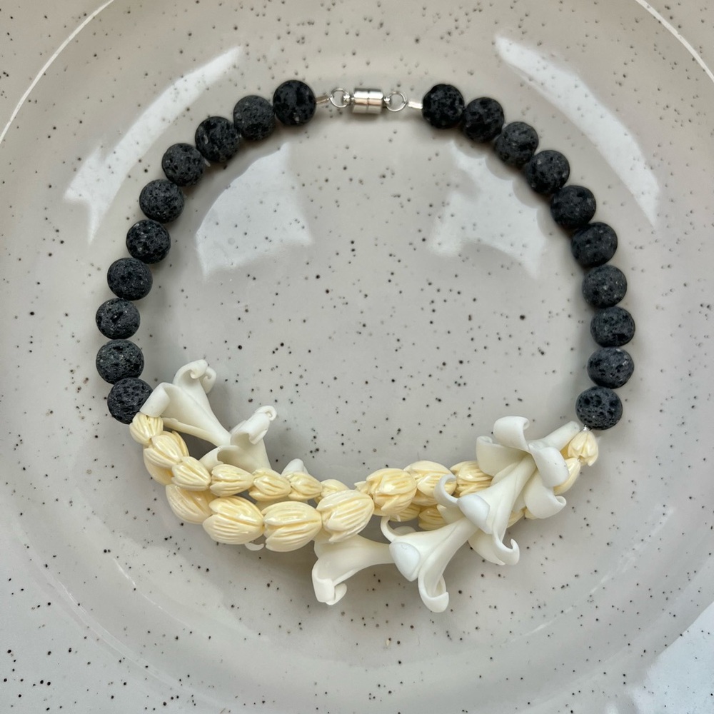 Lava collection Triple car lei - puakenikeni with pikake